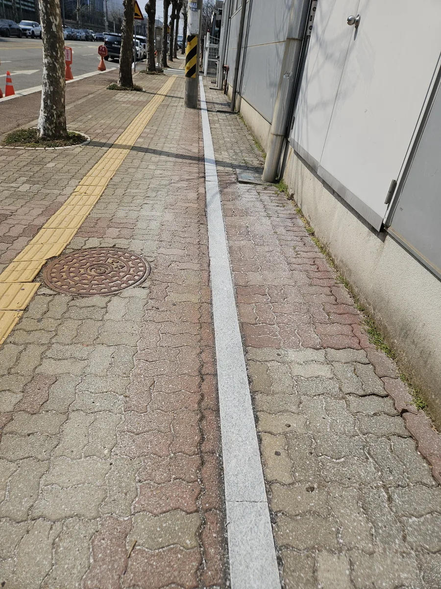 서초 가로 경계석 열처리 결과 — 우천 시 보행 안전 기준 충족